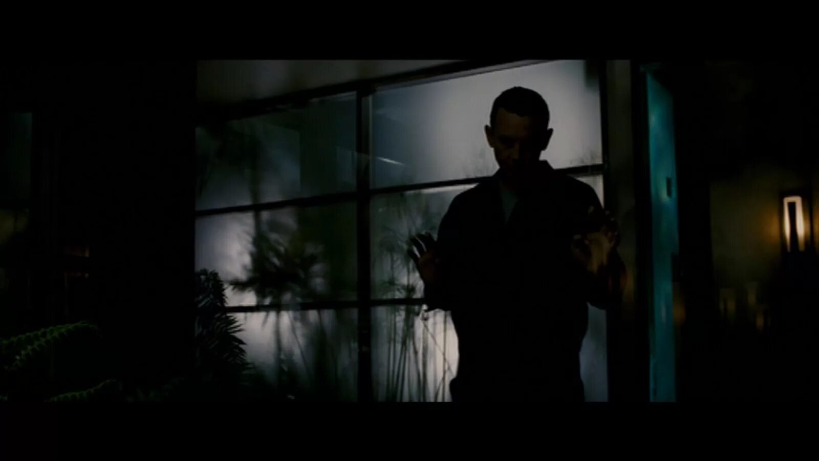 Отражение в зеркале. Отражение тени. Отражение в зеркале. Отражение человека в окне. Человек под дождем арт.