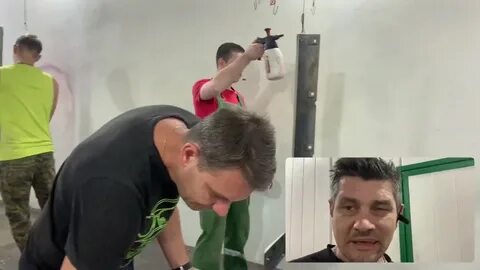 Поднимает краску