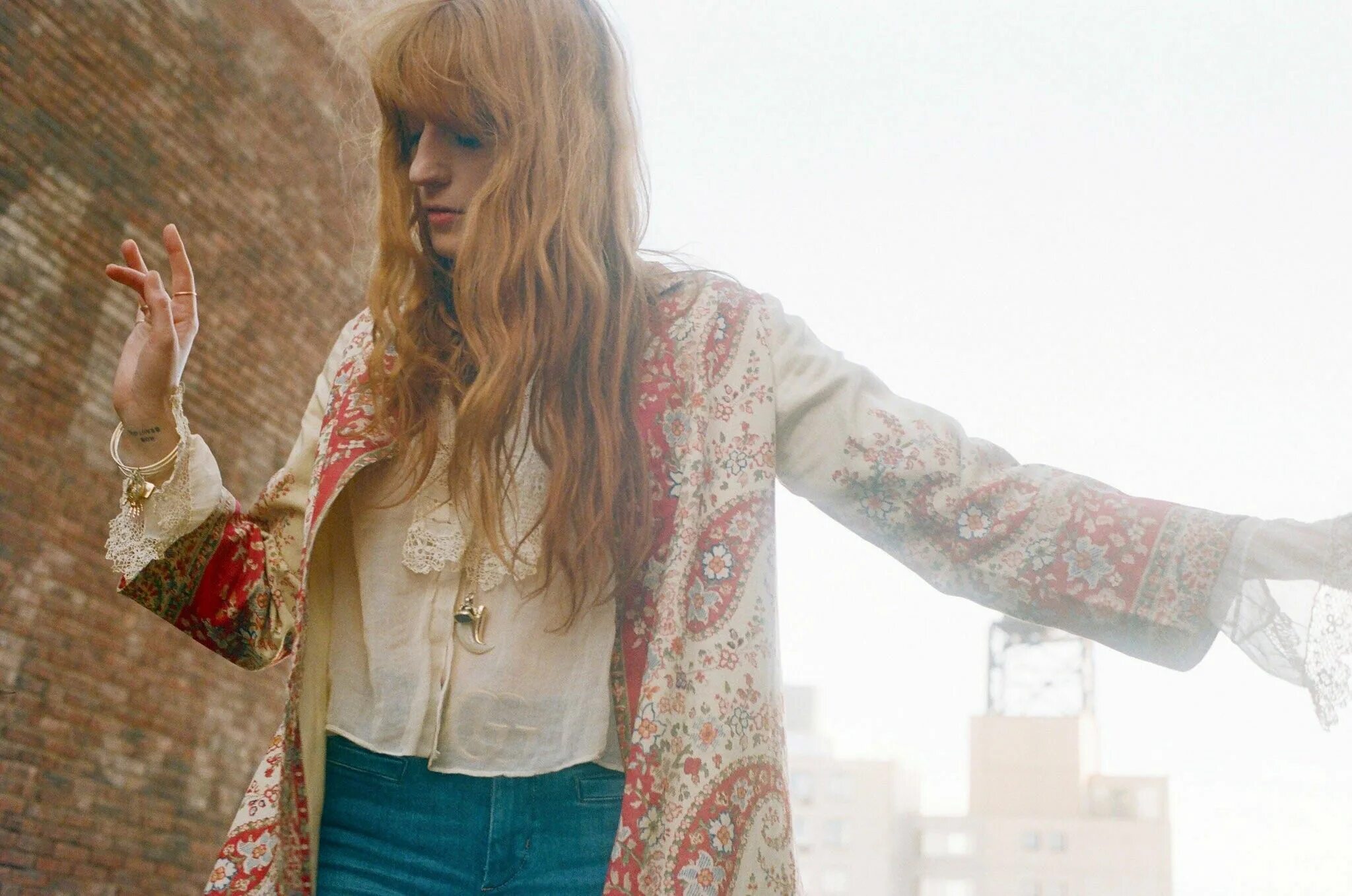 Girl with one eye florence перевод. Florence Welch. Флоренс Уэлч стиль. Флоренс Уэлч 2022. Флоренс Уэлч фотосессии 2018.