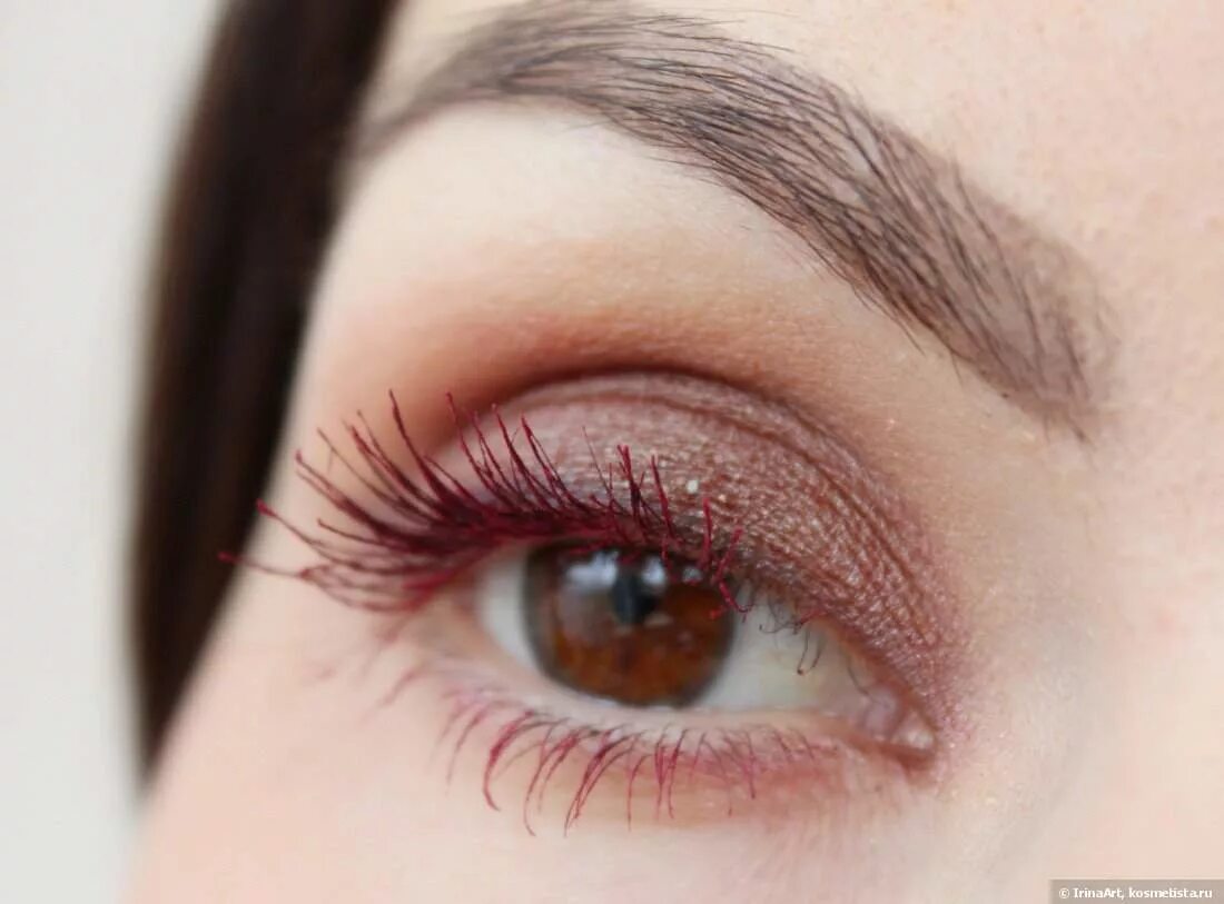 Ресницы цвета бургунди. Тушь бургунди. Ресницы цвета бургунди. Оттенок бургунди тушь. Maybelline тушь бургундия.