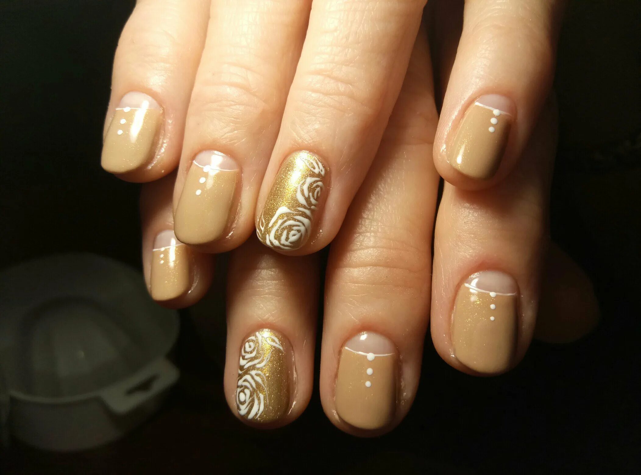маникюр бежевый с золотым. маникюр бежевый с золотым. маникюр бежевый с золотом. ногти бежевые с золотом. бежево золотой маникюр.