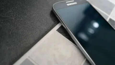 Телефон самсунг на столе