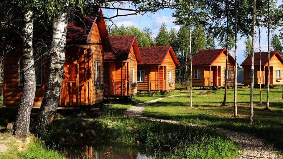 Дом 4 лагерь. Лагерь Рогово. Лагерь домики. Лагерь деревянные домики. Лагерь с домиками в лесу.