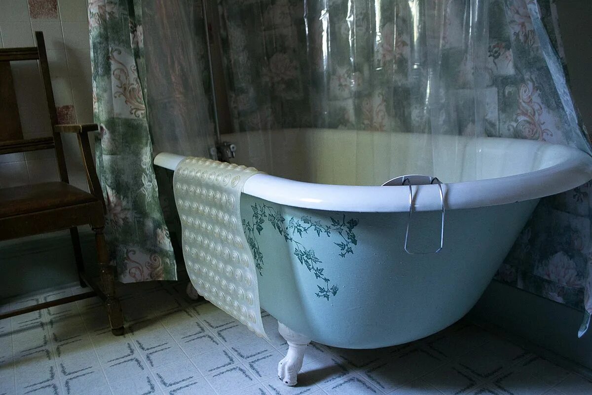 Sound baths. Первая ванна в мире. sound bath. bathtub. fill the bathtub with water.