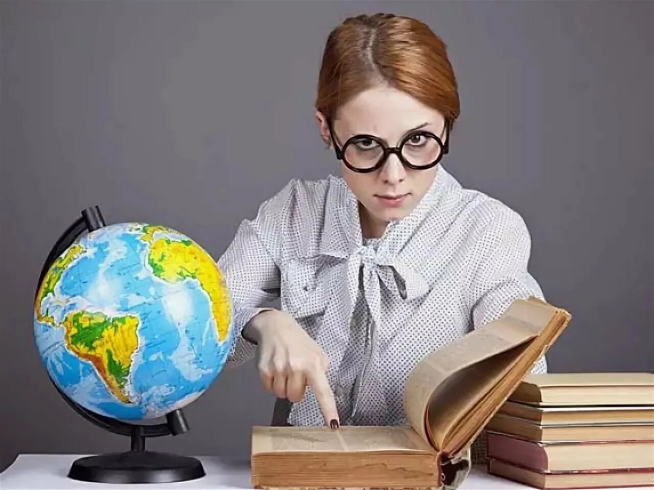 учитель с глобусом. учитель географии с глобусом. учитель и ученик. сколько учиться на учителя географии. учитель с учениками с глобусом.