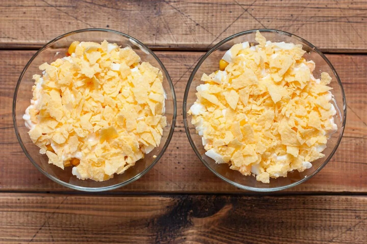 Салат с краб палочками кукурузой и чипсами. Салат с чипсами и яйцом. Салат ромашка с чипсами. Салат с чипсами и кукурузой. Салат с чипсами.