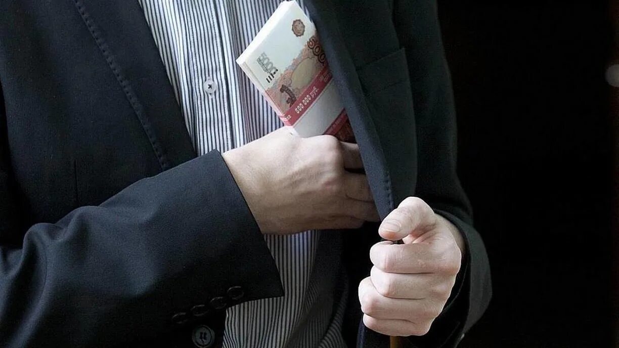Взяток бизнесмена. Взятка. Осужден за коррупцию. Посредник во взяточничестве. Коррупция и взяточничество.