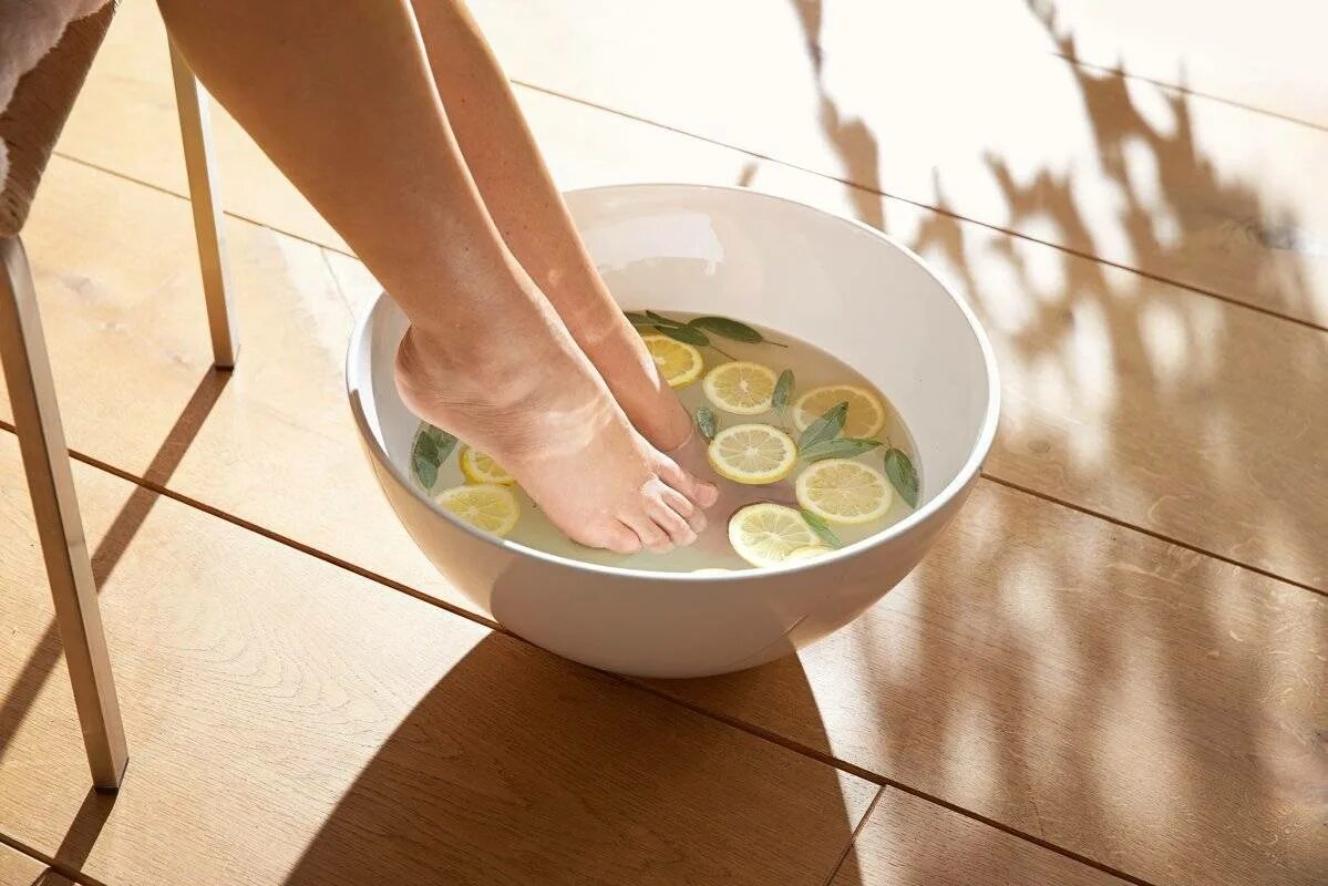 Ванночки для ног с содой и солью. Ванночка для ног. Лечебные ванночки для ног. Ванна для ног.