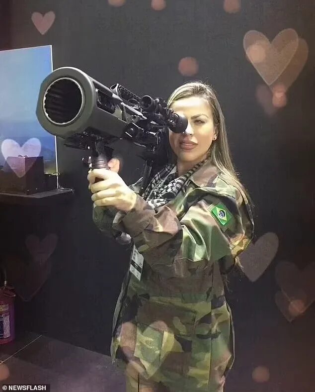 Талита ду валле фото. Талита Ду Валье бразильская модель снайпер. Военный журналист девушка. Женщины военнослужащие. Бразильянка снайпер на Украине.