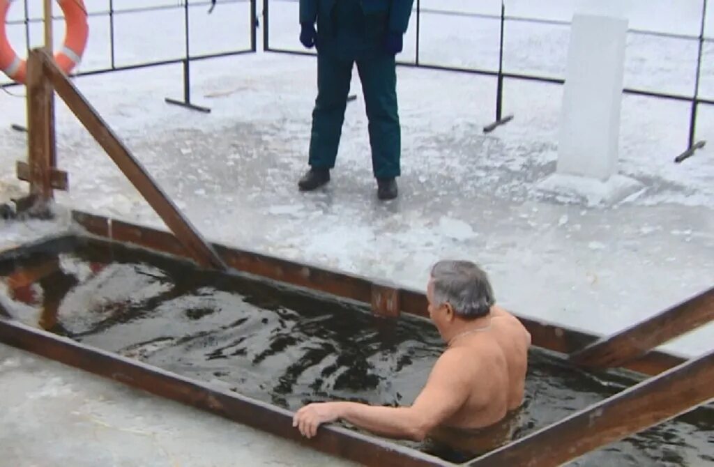 Крещенская прорубь. Праздник крещения в россии. Крещение прорубь. 19 января крещение господне купание. Соловьёв купается в проруби на крещение.