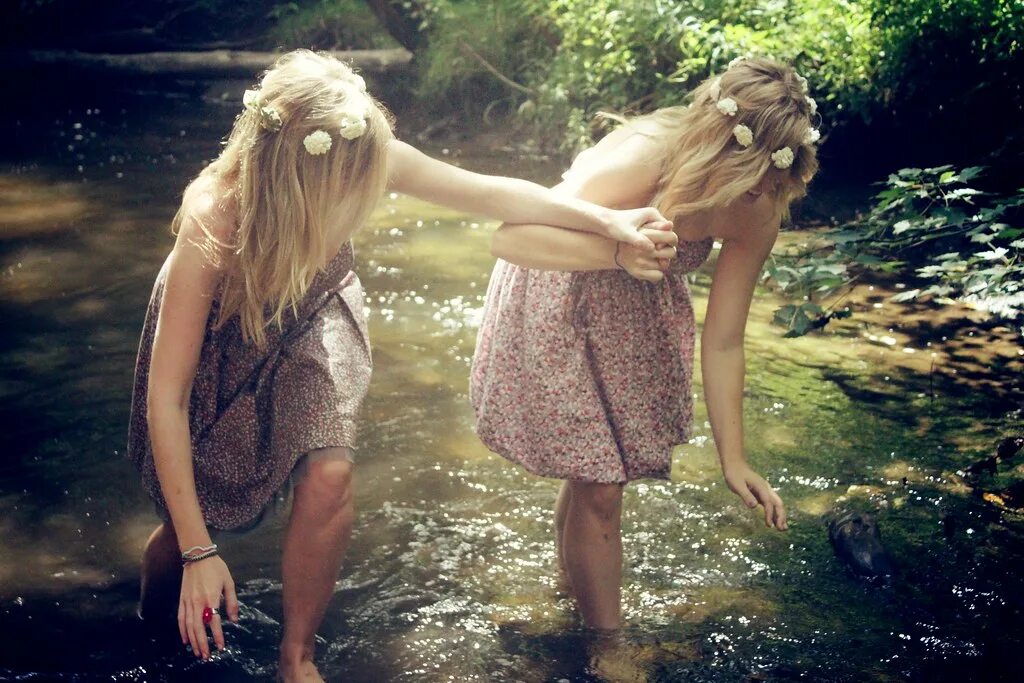 2 сестры в душе. Подруги на озере. Подруги на природе. Подружки на речке. С подругой на речке.