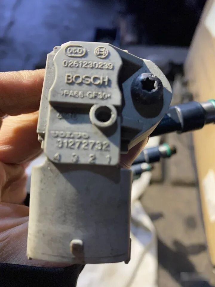 Volvo d5 давление топлива. Датчик давления топлива вольво. 8658302 volvo. Вольво s80 давление топлива. Вольво s80 регулятор давления топлива.