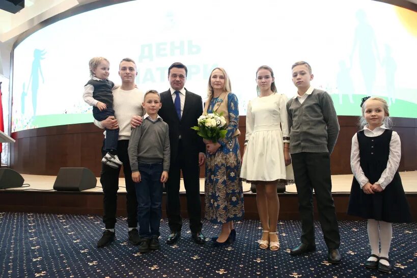 Многодетные подмосковья. Многодетные семьи сергиев посад. многодетные семьи королева. награждение многодетных семей сергиев посад. подмосковье многодетная.