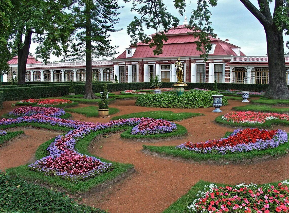 Загородные дворцы императорской семьи 4 класс. Монплезир Петергоф. Монплезир дворец в Петергофе. Парк Александрия и дворец Монплезир. Сад Монплезир в Петергофе.