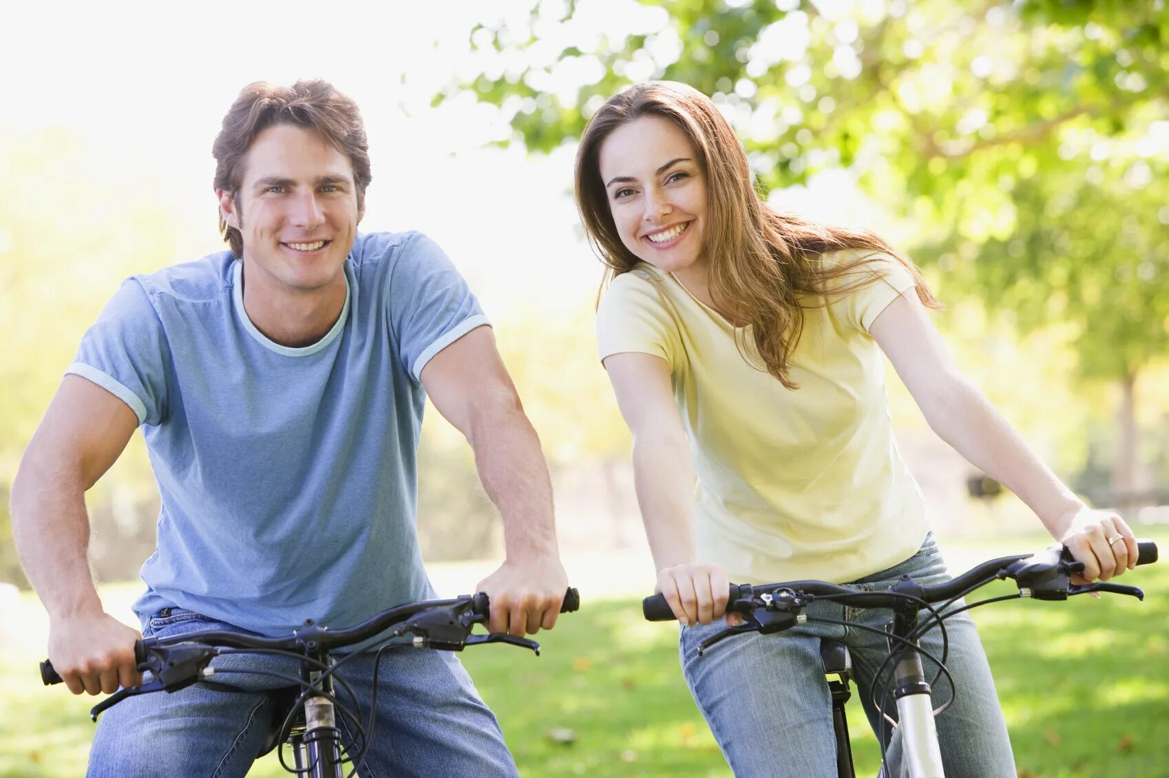 Общие интересы ближе. Активный образ жизни. Мужчина и женщина на велосипеде. Вести активный образ жизни. Парень активный образ жизни.