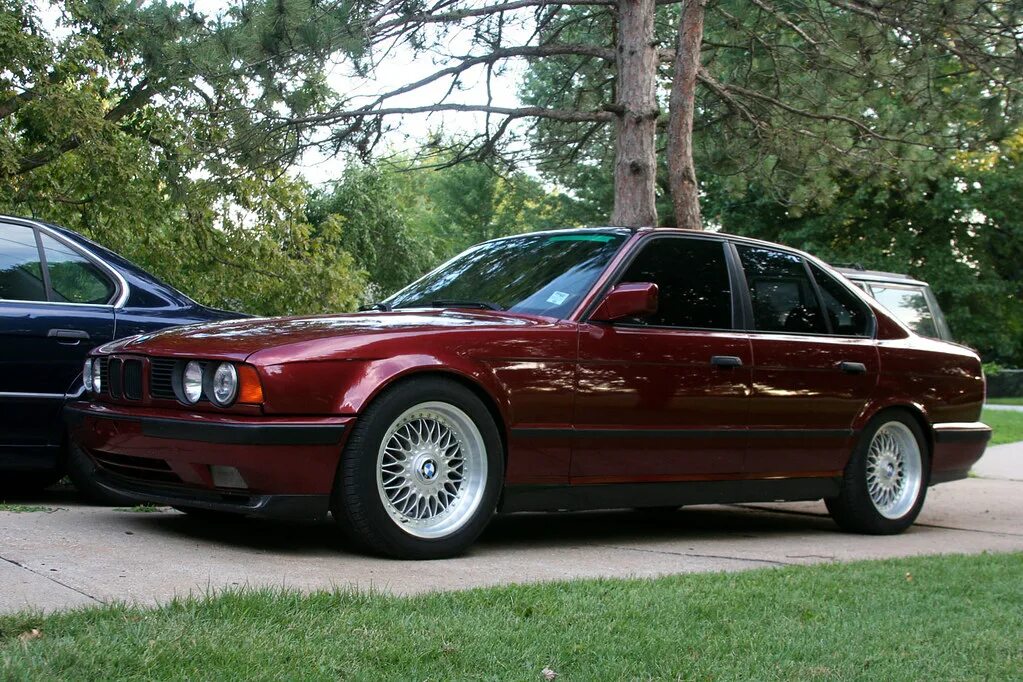 Е34 100. BMW 525 e34. BMW e34 525i. BMW e34 Вишневая. БМВ 90 e34.