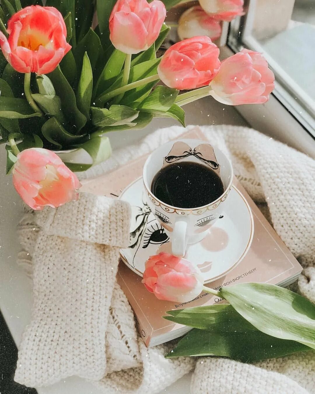 Кофе и тюльпаны картинки. Кофе и цветы. Чашечка кофе и цветы. Утренние цветы. Утро кофе цветы.