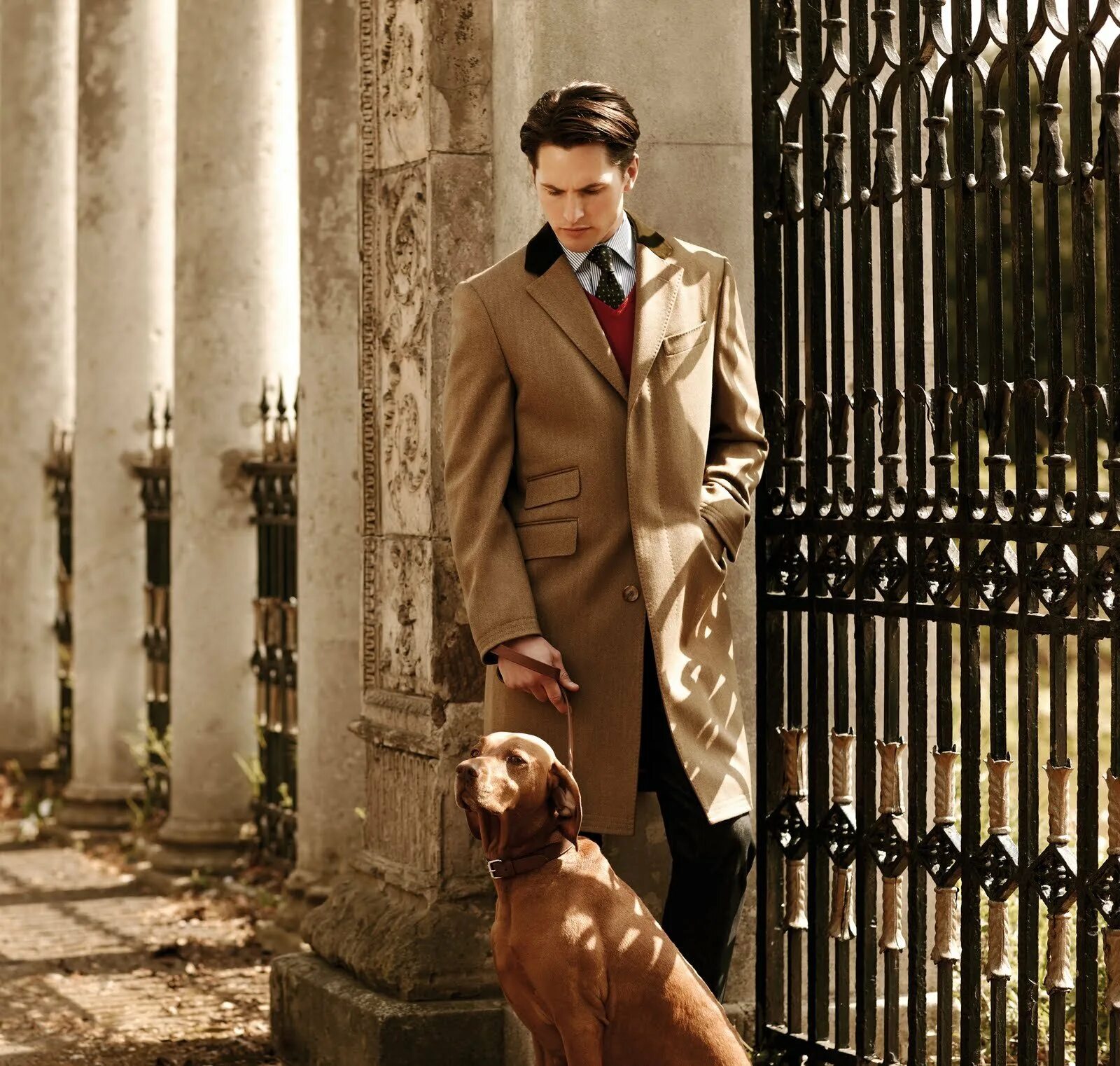 Самые красивые аристократки современности. Испания аристократия альба свадьба. Свадебные платья аристократического стиля. Парень в пальто. София паласуэло свадьба.