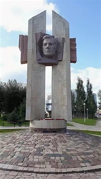 Парк мусы джалиля. Парк мусы джалиля в мензелинске. Памятник мусе джалиля оренбург. Парк мусы джалиля. Памятник муса джалиль набережные челны.