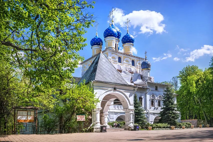Метро коломенская храмы. Храм в парке коломенское. Коломенское музей-заповедник. Церковь коломенское казанской иконы. Парк коломенское москва.