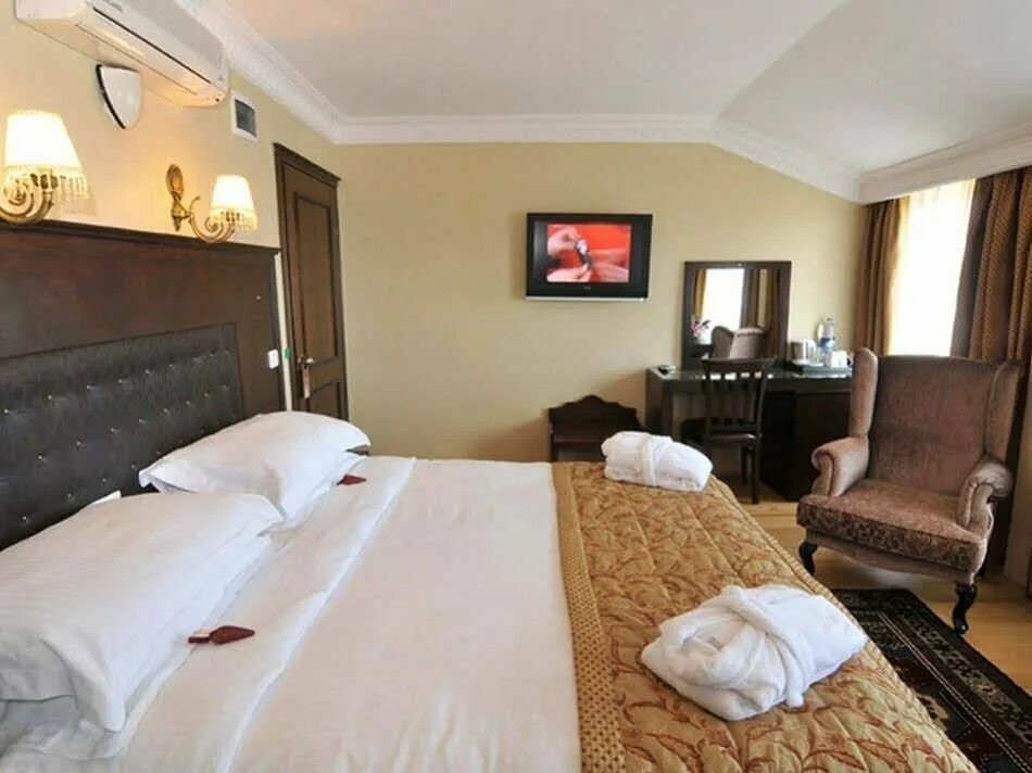 Hotel alp guesthouse стамбул. Tria hotel sultanahmet 4. Гостиница триа. Гостиница триа вологда. Отель триа.