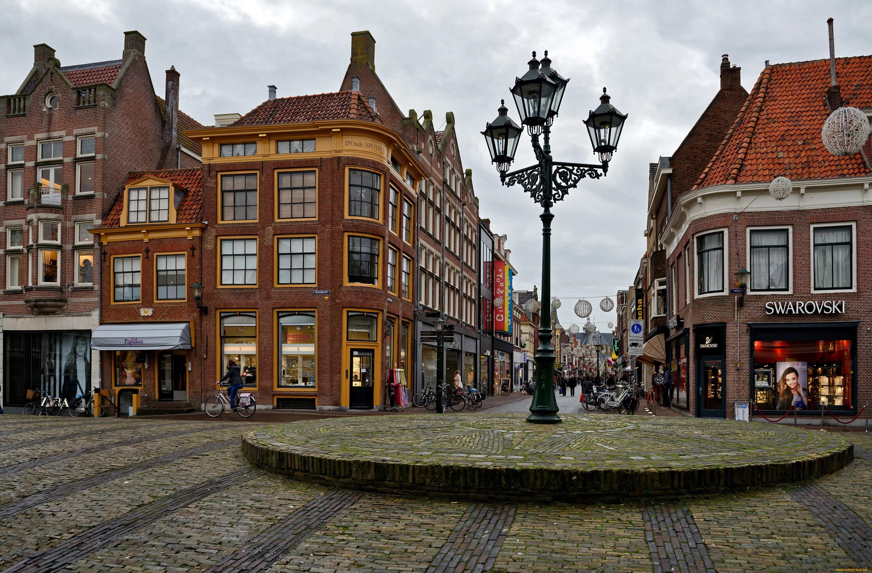 Улицы маленького города. Alkmaar нидерланды. алкмаар город. алкмар улицы. alkmaar город улицы.