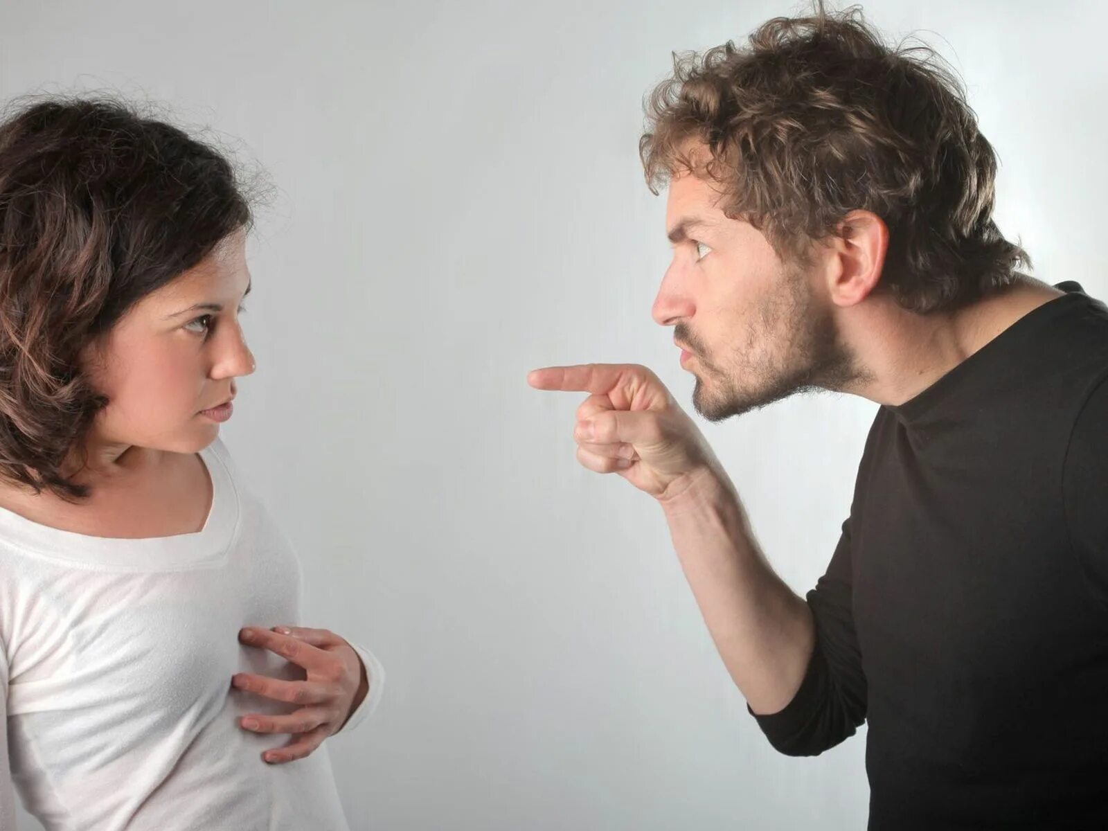 Агрессия со стороны бывшего. Гнев профиль. Ссора людей. Агрессия. Агрессия со стороны бывшего.