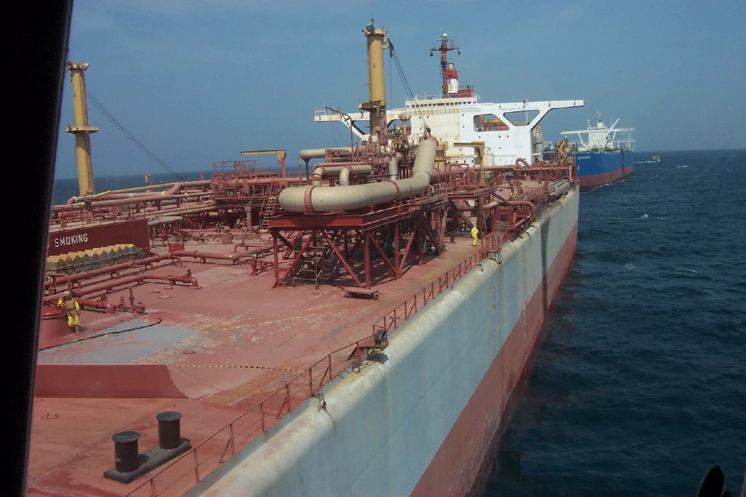 Судно в йемене. Судно "iran basheer" построен 1982г германия- paters & patners. Ржавеющий танкер fso safer. Военные корабли оаэ. Военный корабль.