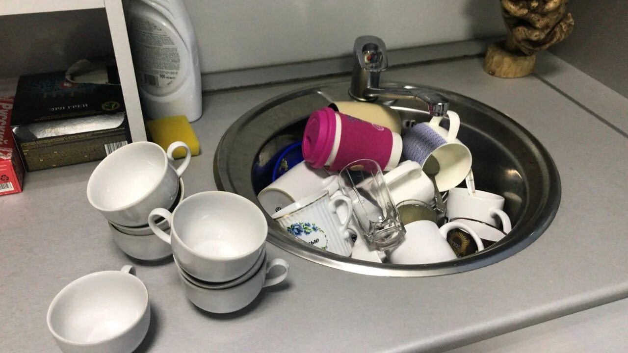 Посуда в раковине. Посуда d hfrfdbzt. Грязная посуда в раковине. Гора посуды. Мыть много много посуды