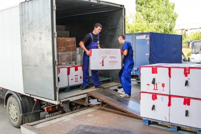 Разгрузка автомобиля. Разгрузка продуктов. Разгрузка товара на складе. Складская обработка груза. Транспортирование в магазине это.