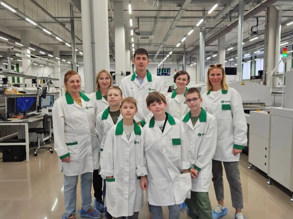 Компания электроник производит. Высокотехнологичное оборудование. Завод электроники. Высокотехнологичное оборудование. Завод резонит.