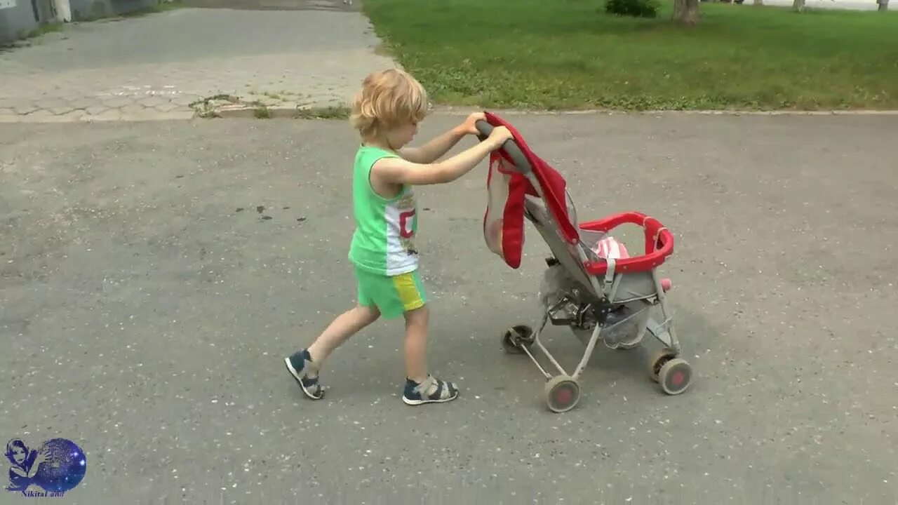 Дети колясками видео. Катать коляску. Девочка катает коляску. Малыш катает коляску. Мальчик катает коляску.