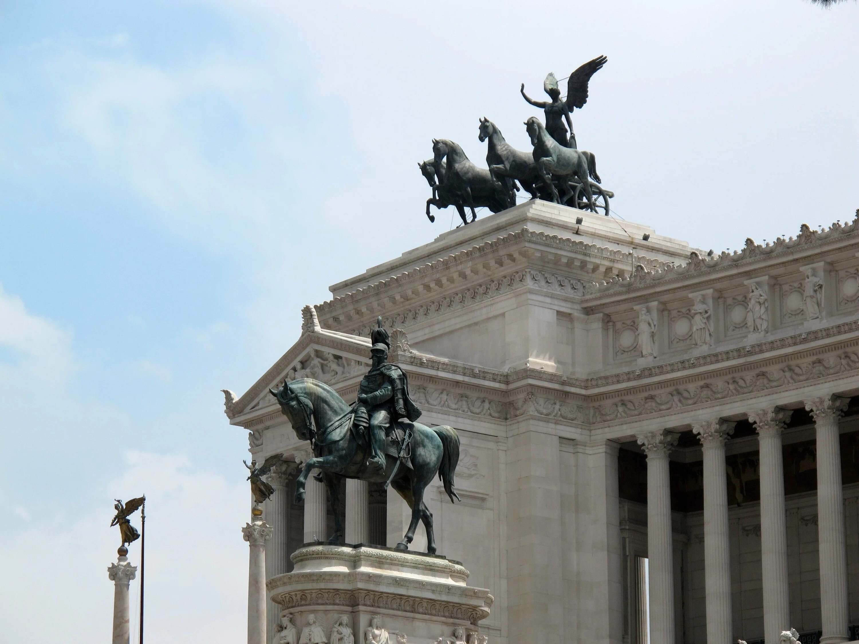 Квадрига аполлона на александринском театре. Александрийский театр санкт-петербург квадрига аполлона. Клодт квадрига на большом театре. Театр с лошадьми на крыше. Большой театр квадрига аполлона скульптор.