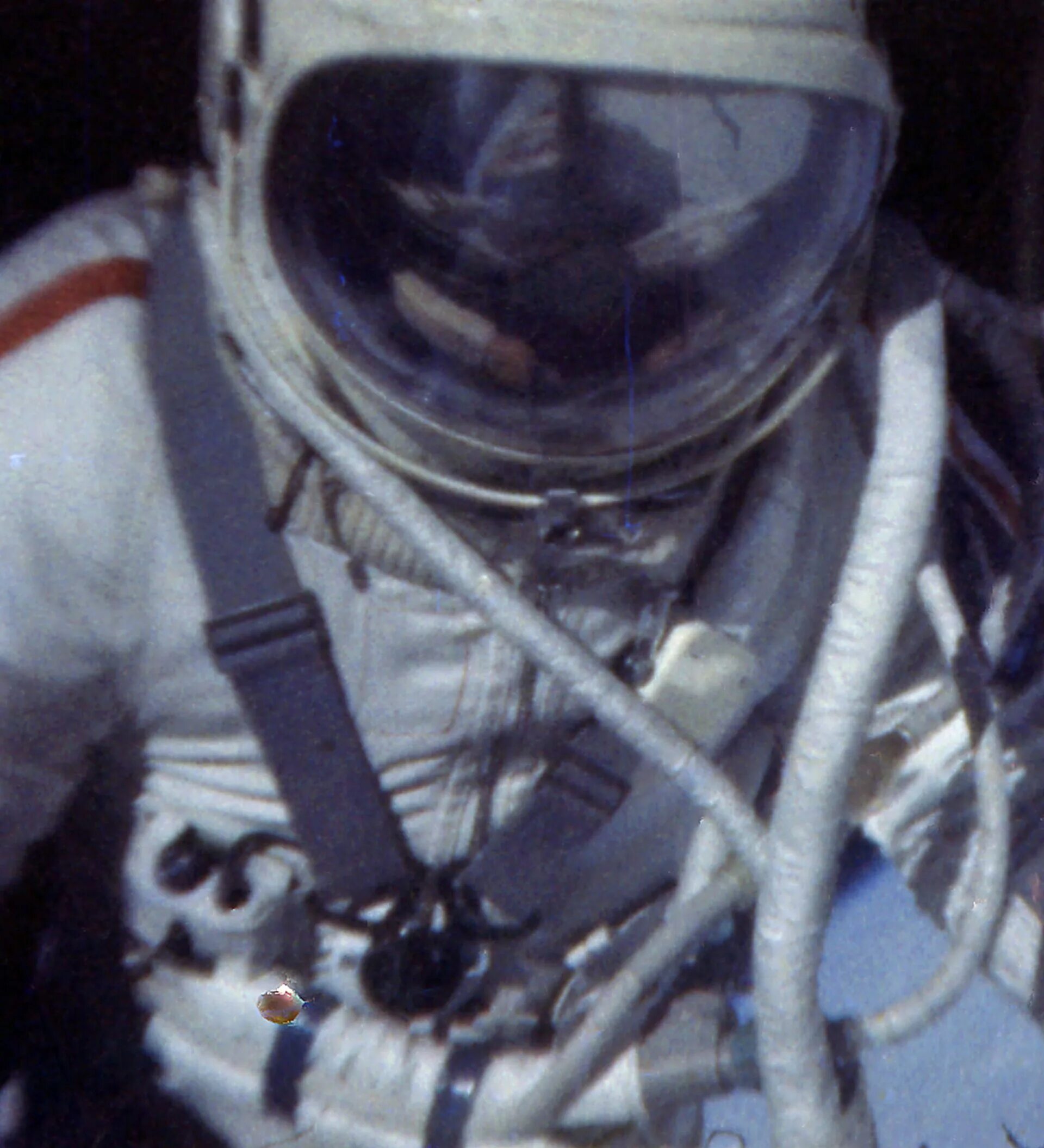 Первый российский космонавт вышедший в открытый космос. Восход-2 Леонов в космосе.