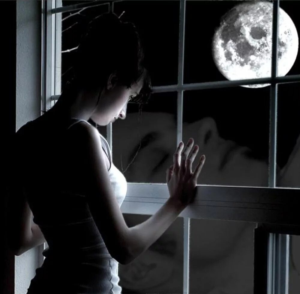 Луна в окне. Девушка ждет у окна. Женщина в полумраке. Женщина ночь одиночество. Утро без тебя вечер без тебя время