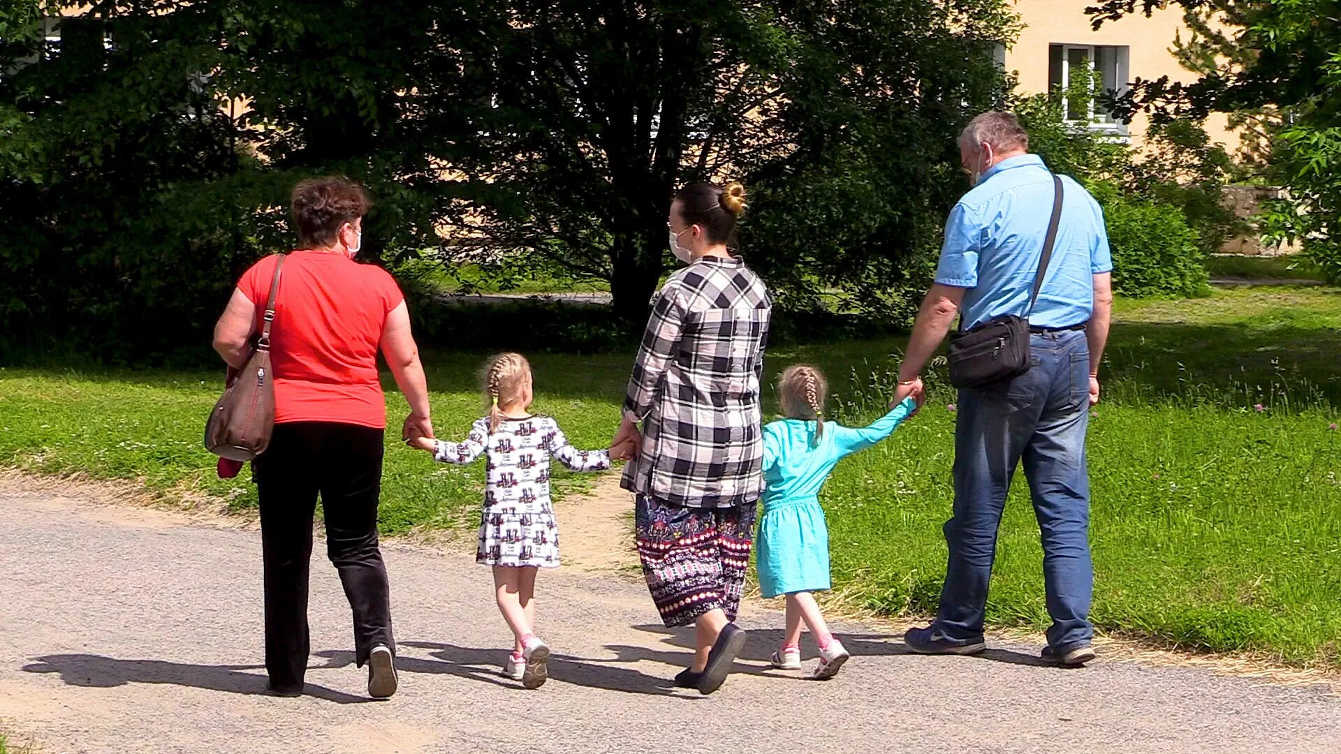 Семья Россия. Российская семья с детьми. Приемные семьи в России. Семьи с детьми получат новые выплаты. Поддержка семей в 2024 году последние новости