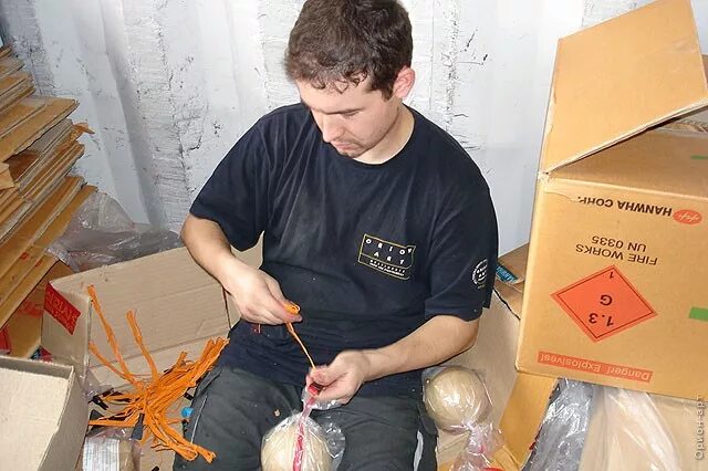 Дозиметрист удостоверение. Удостоверение для фейерверка. Пиротехник человек. Сотрудник мчс проверяет. Удостоверение для фейерверка.