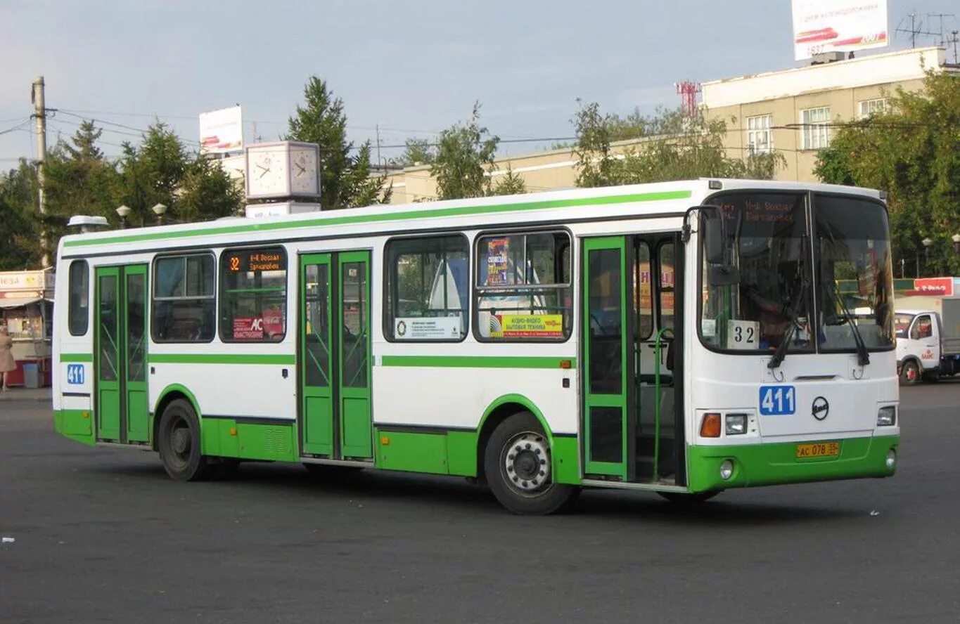 Городской автобусный транспорт. Городской автобус. Автобус общественный транспорт. Автобус в городе. Городской автобус Омск.