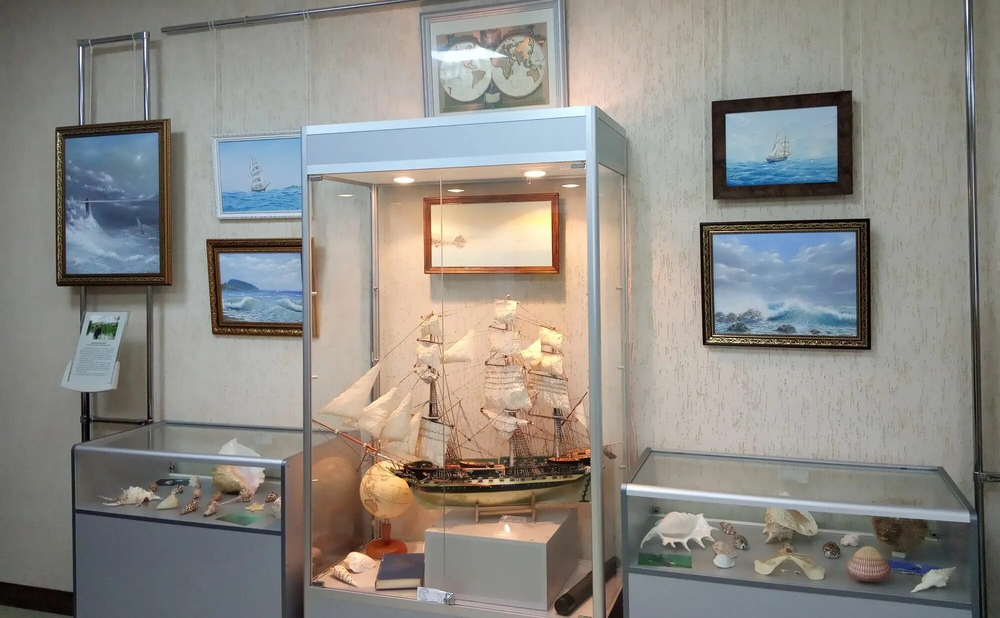 Музей судоходства амстердам. Морские экспозиции. Морской музей керчь. Музей морской флоры и фауны керчь. Горнозаводск музей камня.