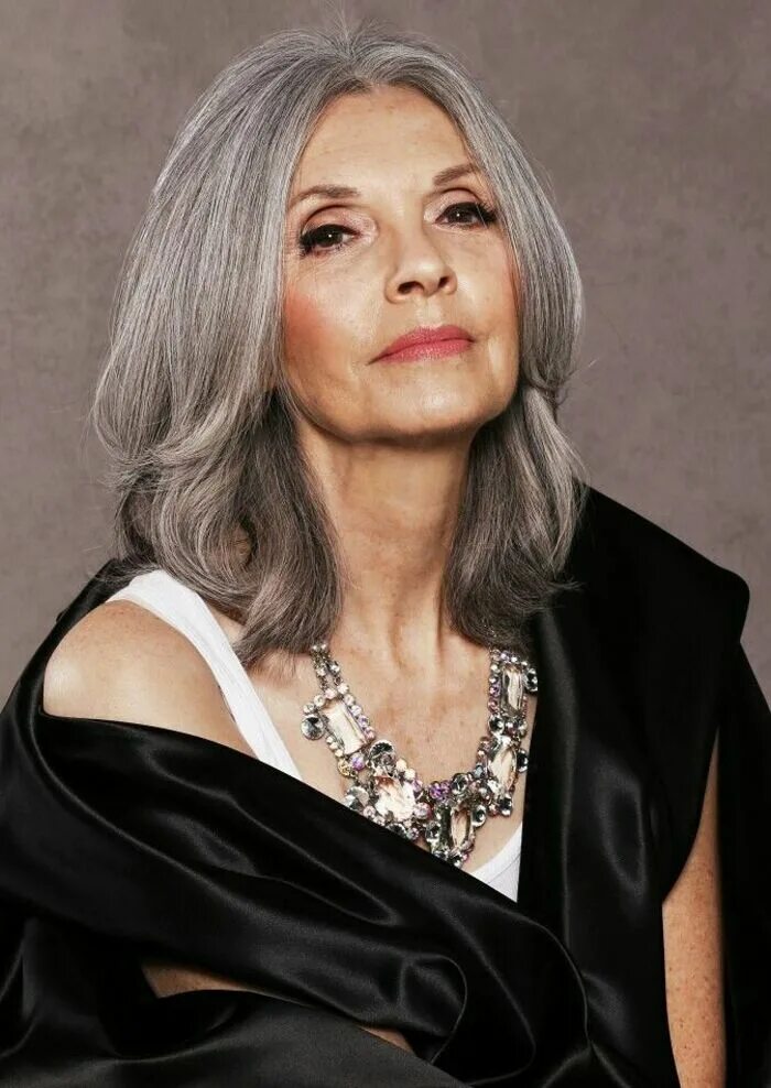 Женщины за 60. Дафна Хикс Grey hair. Седая женщина. Модели в возрасте. Модель в возрасте с седыми волосами.