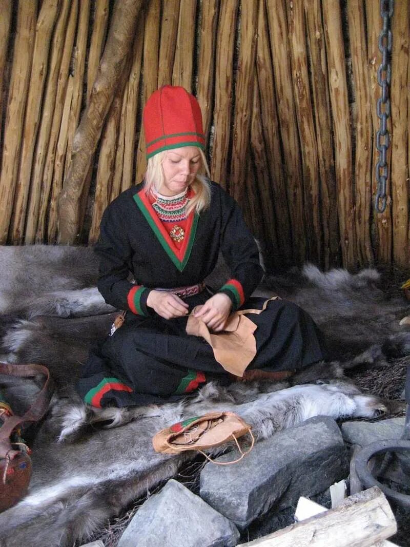 Знаешь ты чего делают лопари свои дома. Знаешь ты чего делают лопари свои дома. Саамы лопари. Сампо лопаренок сказка. Лопари народность саамы.
