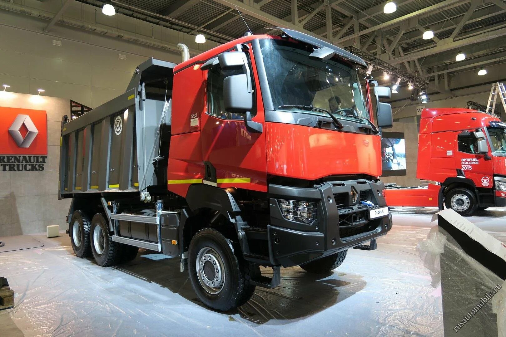 Самосвал renault. Рено самосвал 8х4. Renault k 8x4 самосвал. Рено Керакс 8х4 самосвал. Самосвал Рено 8х4 новый.