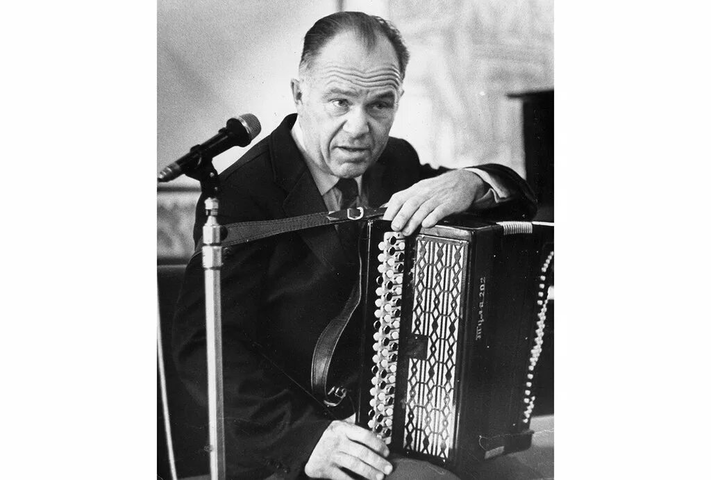 Белый белый снег. Стихи про зиму. Видеоклип белый снег. Белым снегом композитор. Поет в снегу.