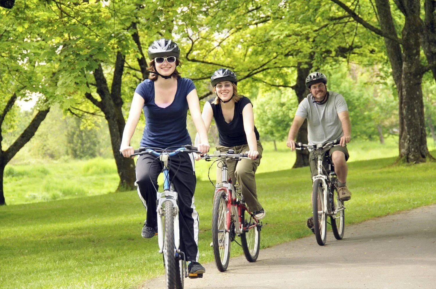 Get on the bike. Катание на велосипеде. Человек на велосипеде. Езда на велосипеде. Прогулка на велосипеде.