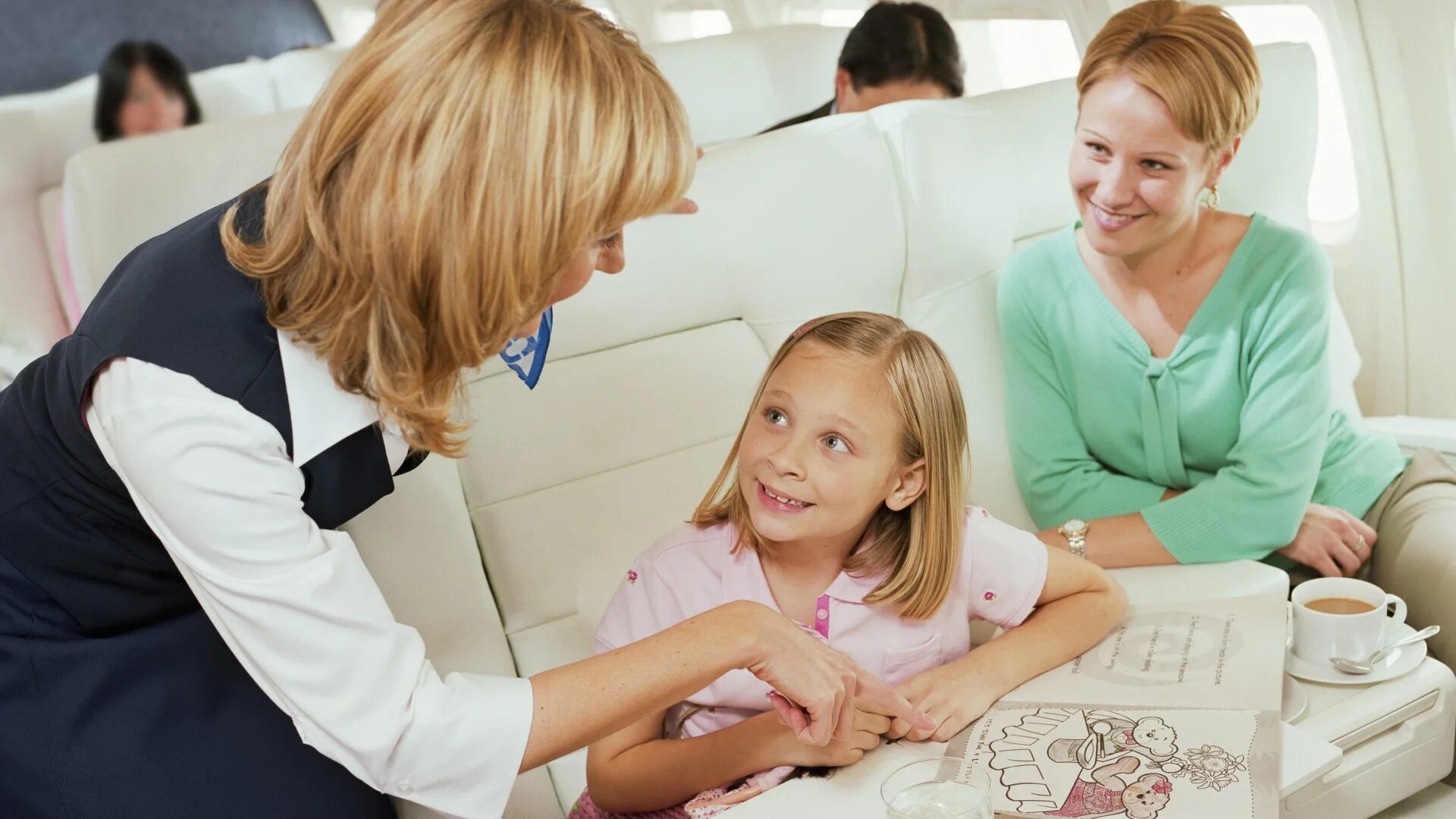 Самолет для детей. Путешествие на самолете для детей. Путешествие с семьей. Семейные путешествия с детьми. Со скольки можно летать самостоятельно на самолете