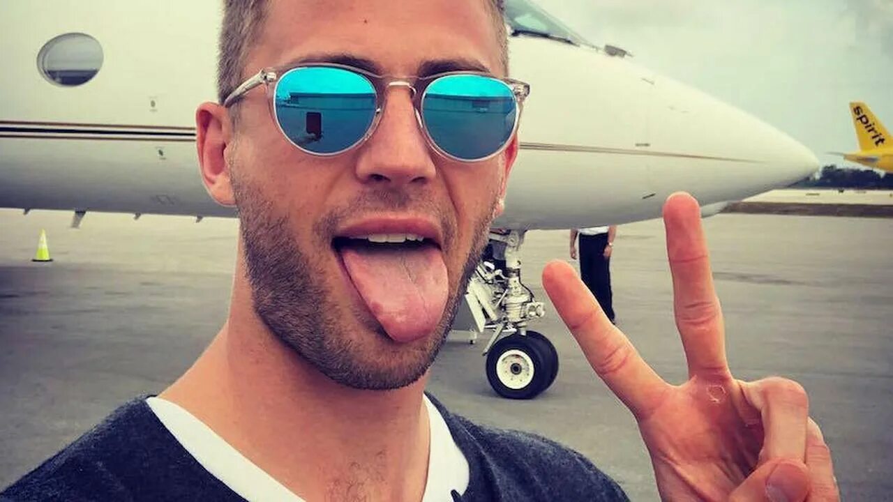 Бизнесмен алекс. Бизнесмен алекс. Майкл александр смёрфит. Майкл александр смёрфит. Бизнесмен алекс.