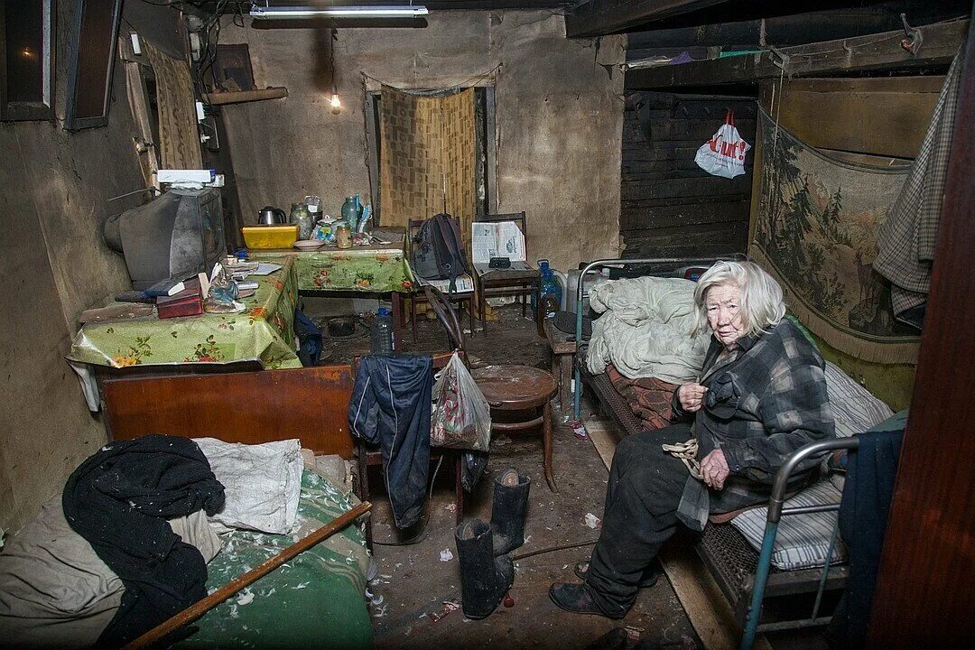 Бедный хотеться. Нищета в квартире. Нищие квартиры. Бедные квартиры в России. Бедное жилье.