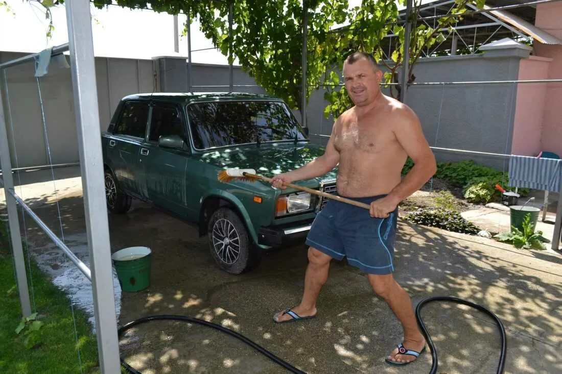 Мойка машины на даче. Моет машину во дворе. Моет машину на даче. Мойка во дворе. Можно мыть машину во дворе частного дома