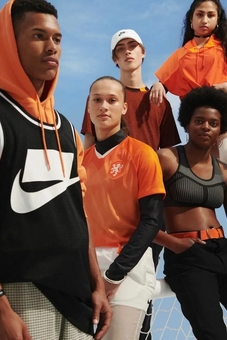 Nike group. Люди в спортивной одежде. Группа nike. Групповая спортивная фотосессия. Nike careers двойные.