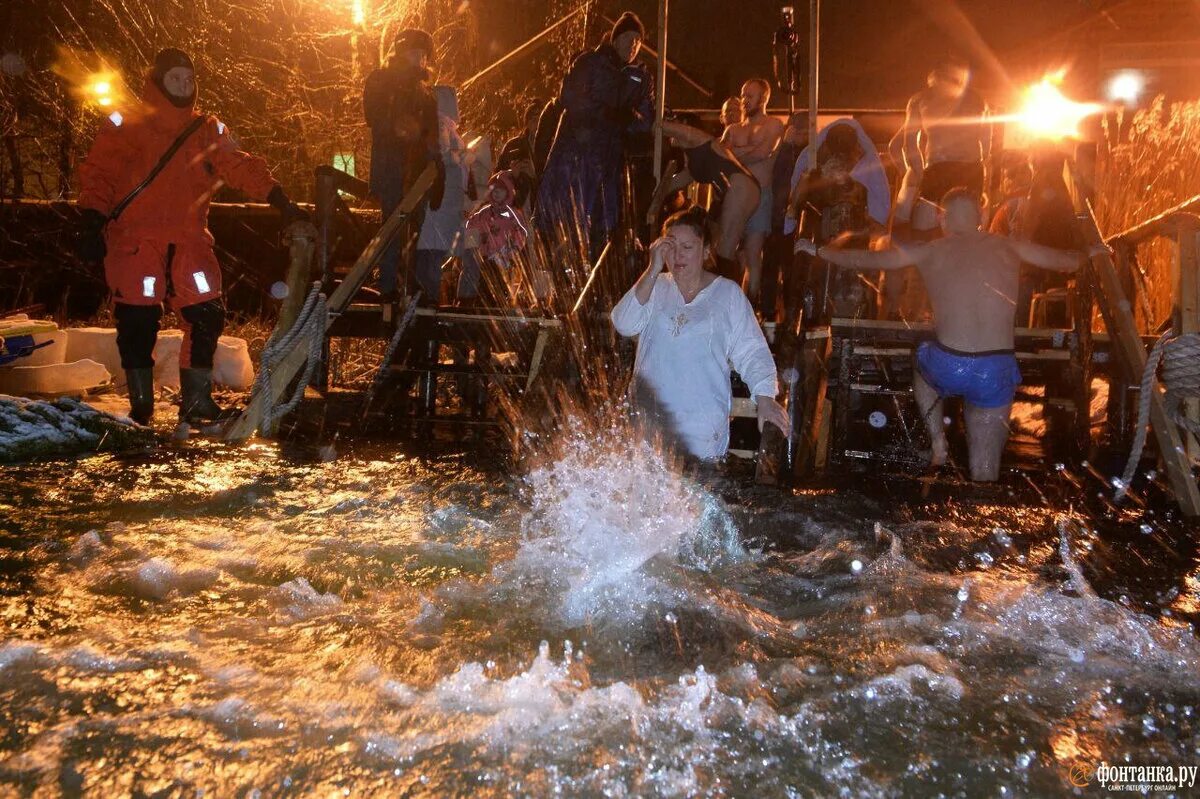 Купание в крещенские морозы. Праздник крещение купание в проруби. Крещение прорубь. Крещенские купания откуда традиция. Копун е в проруби крещение.